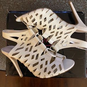 Anne Michelle White booties heels size 7
